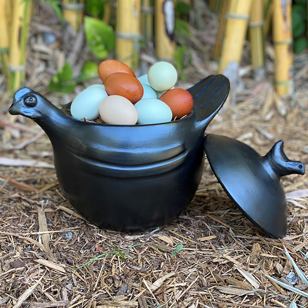 Black Clay, La Chamba Hen Pot